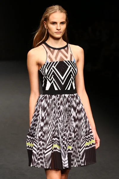 modeli pist byblos gösterisi sırasında yürür.