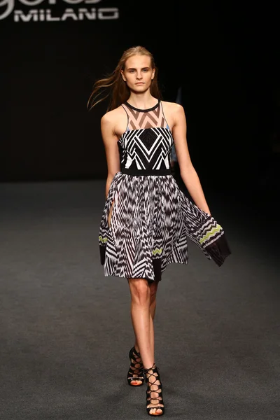 modeli pist byblos gösterisi sırasında yürür.