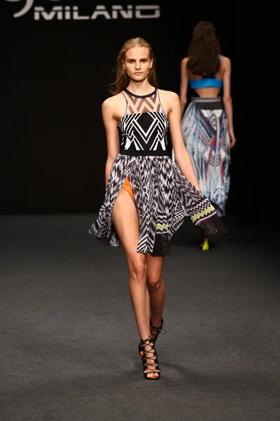 modeli pist byblos gösterisi sırasında yürür.