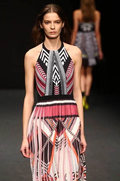 modeli pist byblos gösterisi sırasında yürür.