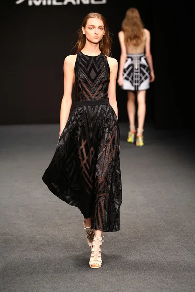 modelleri pist finale byblos gösterisi sırasında yürümek.