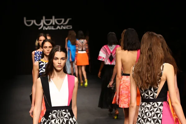 Models walk the runway finale during the Byblos show — Stock Photo, Image