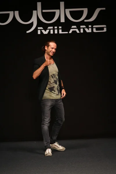 Designer Manuel Facchini na pista após o show Byblos — Fotografia de Stock