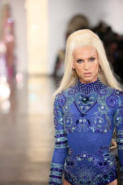 Tasarımcı Phillipe sarışın