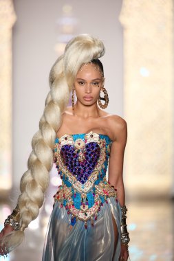 modeli pist sarışınlar 2015 Defile sırasında yürür.