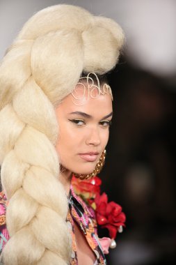 modeli pist sarışınlar 2015 Defile sırasında yürür.