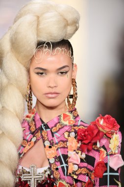 modeli pist sarışınlar 2015 Defile sırasında yürür.