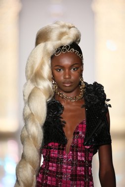 modeli pist sarışınlar 2015 Defile sırasında yürür.