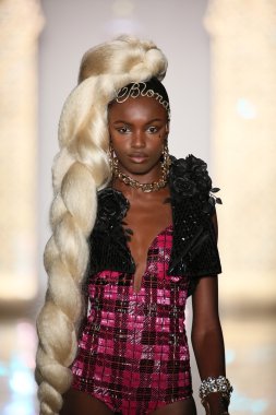 modeli pist sarışınlar 2015 Defile sırasında yürür.