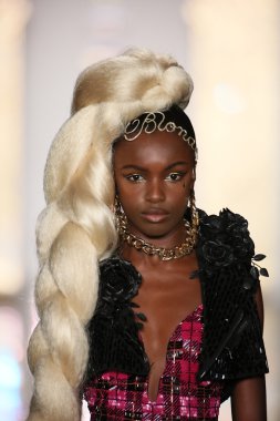 modeli pist sarışınlar 2015 Defile sırasında yürür.