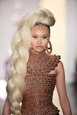 modeli pist sarışınlar 2015 Defile sırasında yürür.