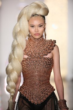 modeli pist sarışınlar 2015 Defile sırasında yürür.