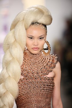 modeli pist sarışınlar 2015 Defile sırasında yürür.