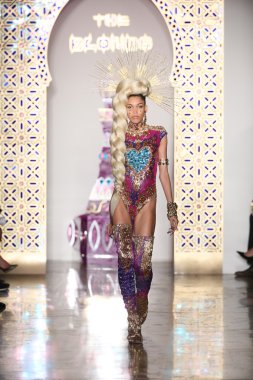 modeli pist sarışınlar 2015 Defile sırasında yürür.