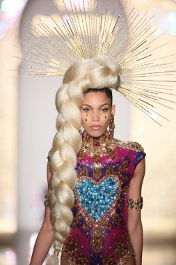 modeli pist sarışınlar 2015 Defile sırasında yürür.