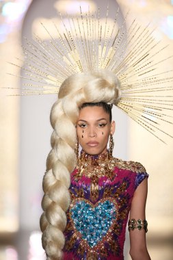 modeli pist sarışınlar 2015 Defile sırasında yürür.