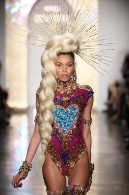 modeli pist sarışınlar 2015 Defile sırasında yürür.