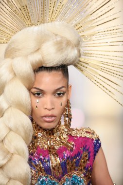 modeli pist sarışınlar 2015 Defile sırasında yürür.