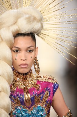 modeli pist sarışınlar 2015 Defile sırasında yürür.