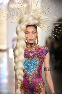 modeli pist sarışınlar 2015 Defile sırasında yürür.
