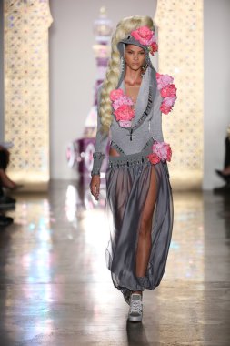 modeli pist sarışınlar 2015 Defile sırasında yürür.