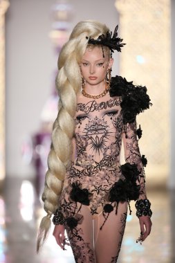 modeli pist sarışınlar 2015 Defile sırasında yürür.