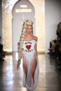 modeli pist sarışınlar 2015 Defile sırasında yürür.