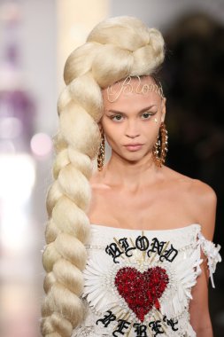 modeli pist sarışınlar 2015 Defile sırasında yürür.