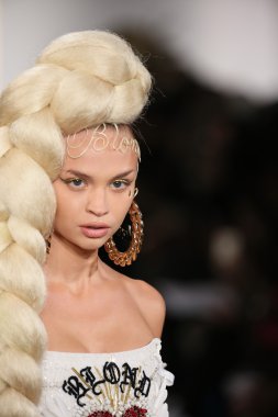 modeli pist sarışınlar 2015 Defile sırasında yürür.