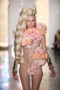 modeli pist finale sarışınlar 2015 moda gösterisi sırasında yürür.