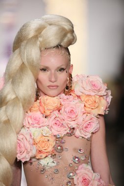 modeli pist finale sarışınlar 2015 moda gösterisi sırasında yürür.