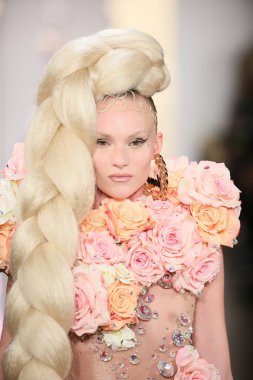 modeli pist finale sarışınlar 2015 moda gösterisi sırasında yürür.