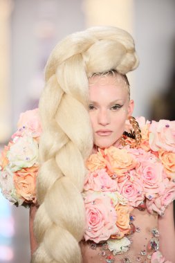 modeli pist finale sarışınlar 2015 moda gösterisi sırasında yürür.