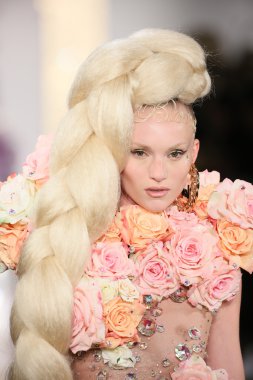 modeli pist finale sarışınlar 2015 moda gösterisi sırasında yürür.