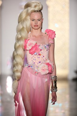 modeli pist finale sarışınlar 2015 moda gösterisi sırasında yürür.