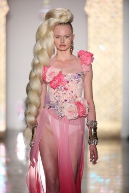 modeli pist finale sarışınlar 2015 moda gösterisi sırasında yürür.