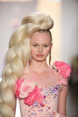 modeli pist finale sarışınlar 2015 moda gösterisi sırasında yürür.