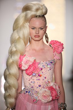 modeli pist finale sarışınlar 2015 moda gösterisi sırasında yürür.