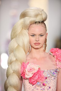 modeli pist finale sarışınlar 2015 moda gösterisi sırasında yürür.