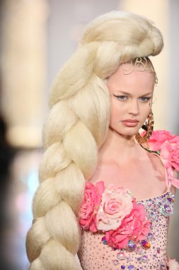 modeli pist finale sarışınlar 2015 moda gösterisi sırasında yürür.