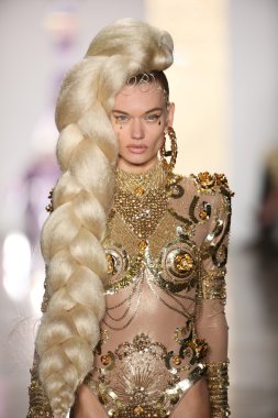 modeli pist sarışınlar 2015 Defile sırasında yürür.