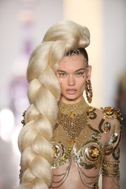 modeli pist sarışınlar 2015 Defile sırasında yürür.