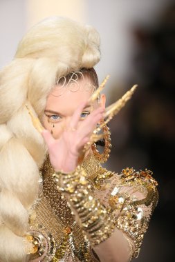 modeli pist sarışınlar 2015 Defile sırasında yürür.