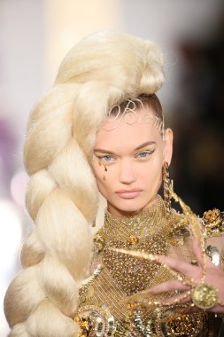 modeli pist sarışınlar 2015 Defile sırasında yürür.