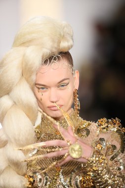 modeli pist sarışınlar 2015 Defile sırasında yürür.