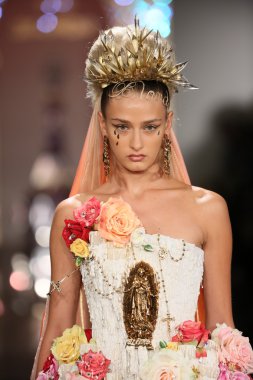 modeli pist sarışınlar 2015 Defile sırasında yürür.