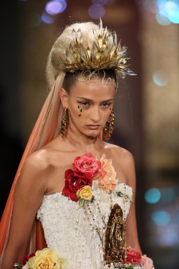 modeli pist sarışınlar 2015 Defile sırasında yürür.