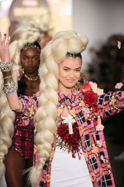 modelleri pist finale sarışınlar 2015 moda gösterisi sırasında yürümek.