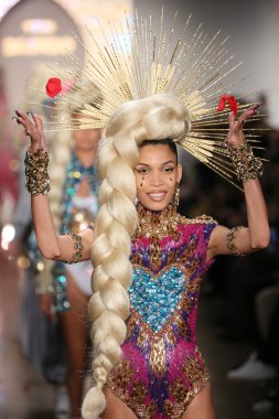 modelleri pist finale sarışınlar 2015 moda gösterisi sırasında yürümek.