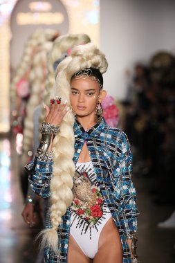 modelleri pist finale sarışınlar 2015 moda gösterisi sırasında yürümek.